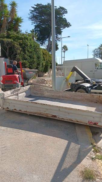 Louer une petite benne gravats 3m3 débris style parpaings, briques, cloison sur Six Fours les Plages, Sanary, Toulon, La Seyne sur Mer, Ollioules