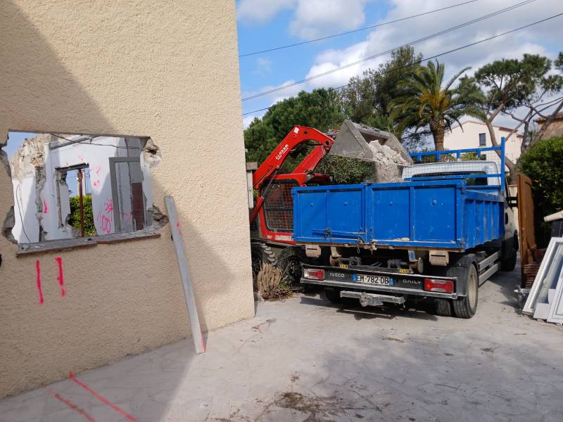 Société de démolition avec évacuation gravats location benne à Six Fours les Plages, Sanary, Fréjus, Toulon