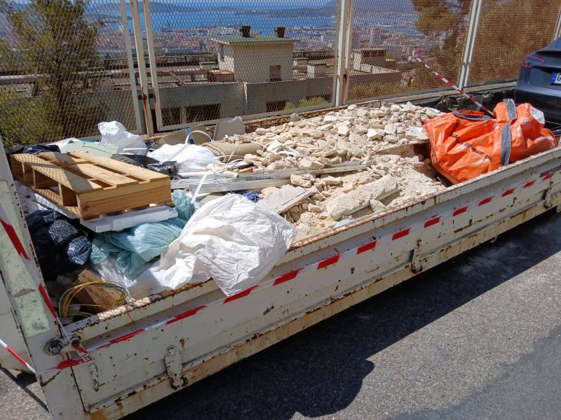 Location benne Six Fours les Plages en version mini 3m3 DIB. JD Location Benne intervient rapidement près de Toulon, Sanary, Ollioules. Idéal pour petits chantiers ou débarras. Cliquez ici pour réserver une benne compacte et pratique.