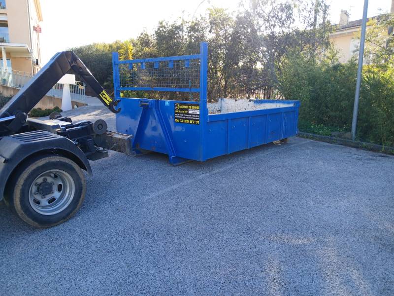 Location benne Six Fours les Plages pour gravats et encombrants. Livraison rapide benne 4m3 dans le Var, proche Toulon. JD Location Benne vous accompagne pour tous vos travaux. Cliquez pour une solution simple et efficace.
